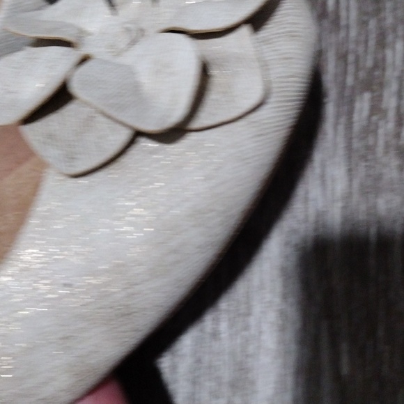 B.O.C. cream metallic flower petals loafers. Mint condition. Size 10 - Picture 4 of 12